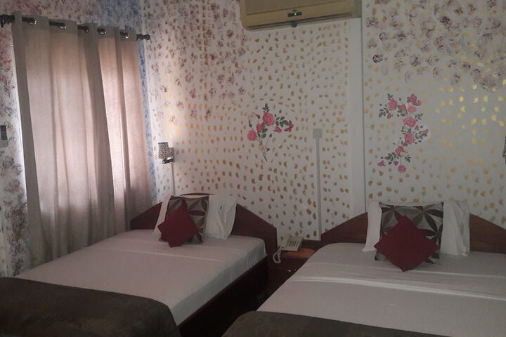Room 13 of 33