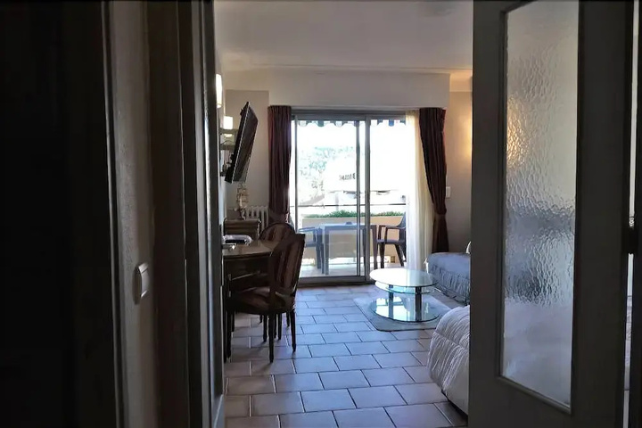 Room 3 of 8