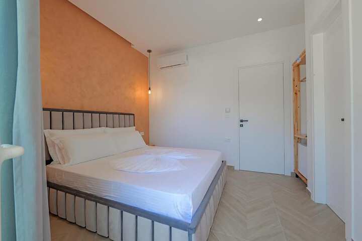 Room 8 of 141