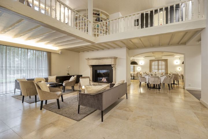 Lobby lounge