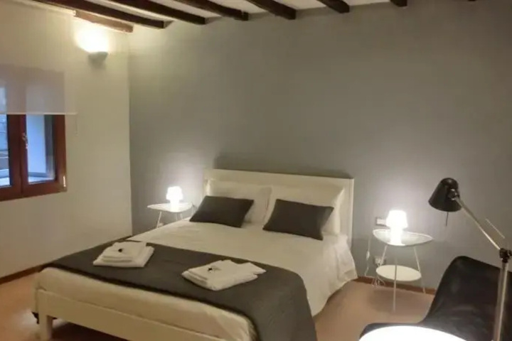 Room 5 of 10