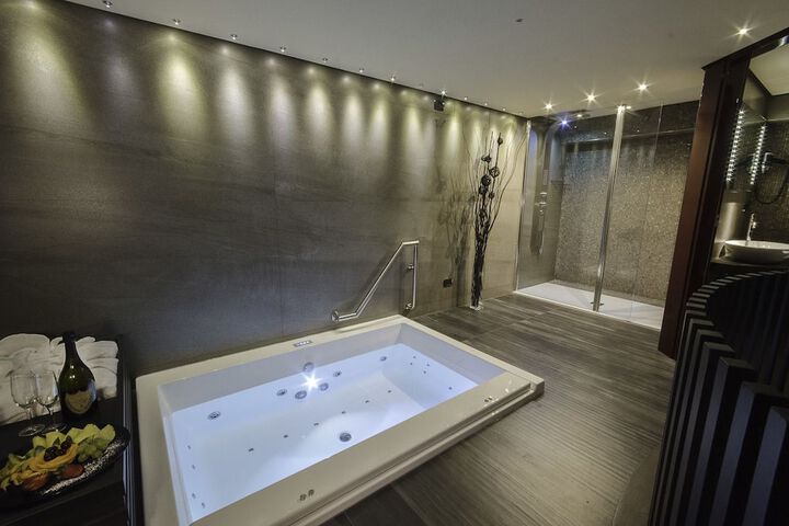 Hot Tub 10 of 30