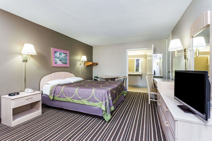 1 Queen Bed Mobility Accessible (6 of 8)