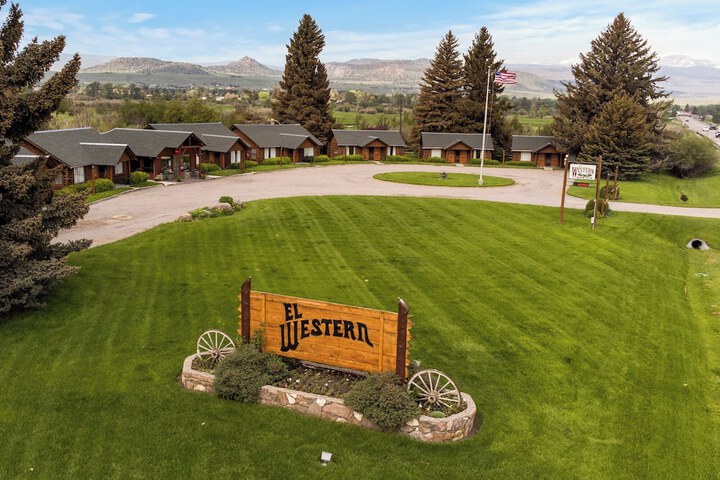 El Western Cabins &  Lodges in Ennis, MT