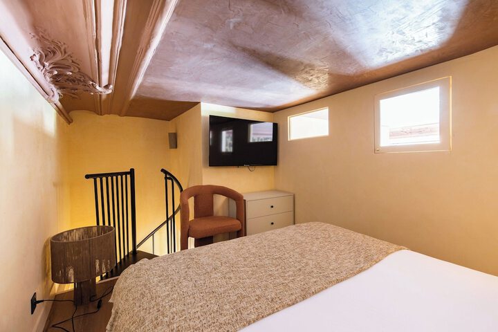 Room 8 of 23