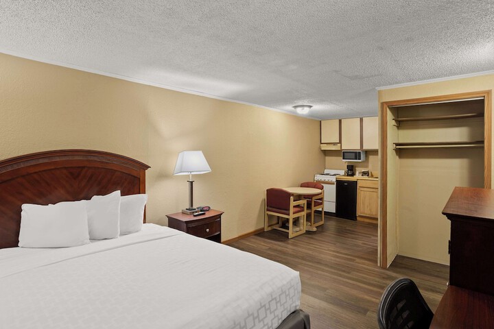 1 Queen Bed (5 of 19)