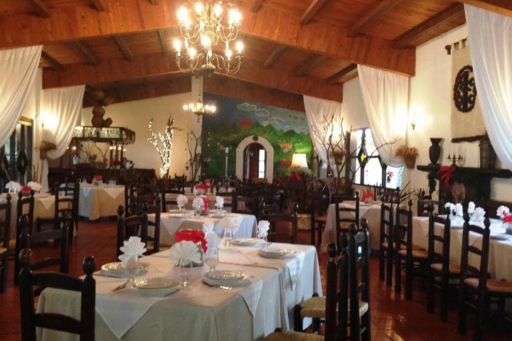 Dining 4 of 10