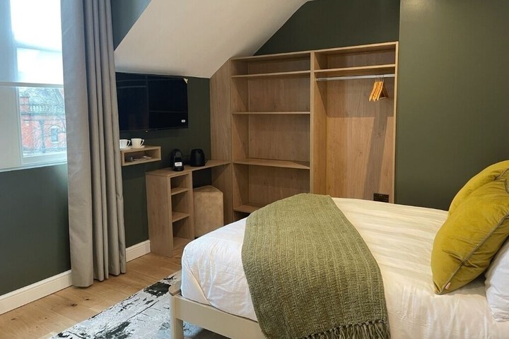 Room 5 of 10