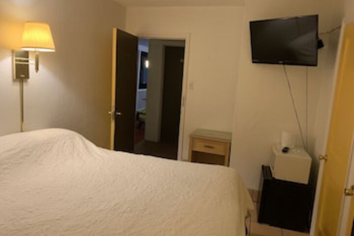 Room 25 of 204