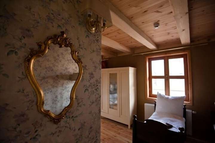 Room 4 of 40