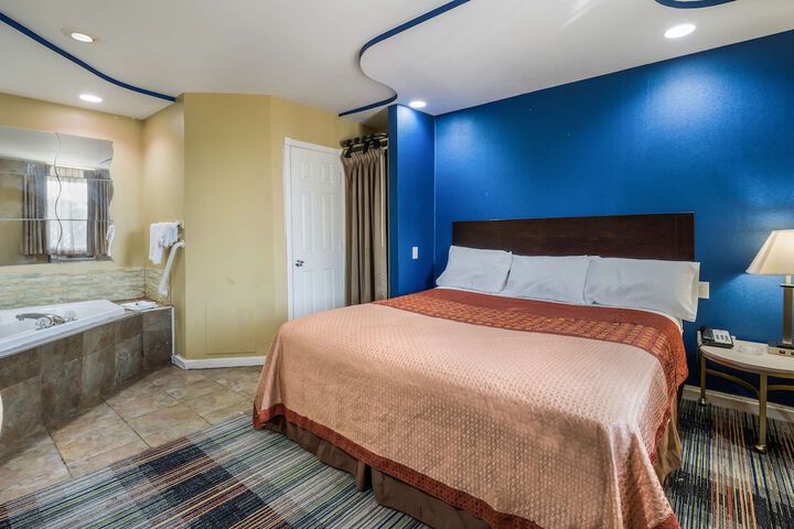 Deluxe Room with King Bed (4 of 26)