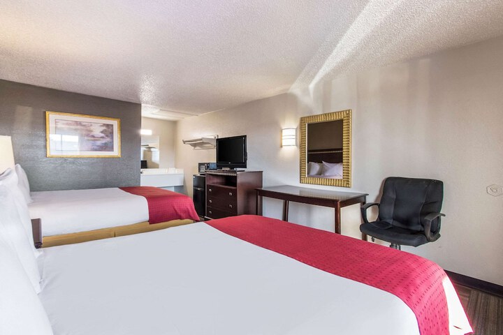 2 Queen Beds (5 of 7)