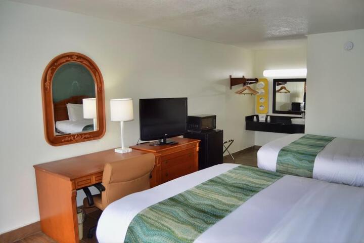 1 Queen Bed Mobility Accessible Bathtub with Grab Bars (7 of 18)
