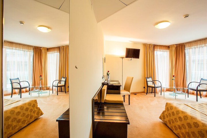 Room 9 of 34