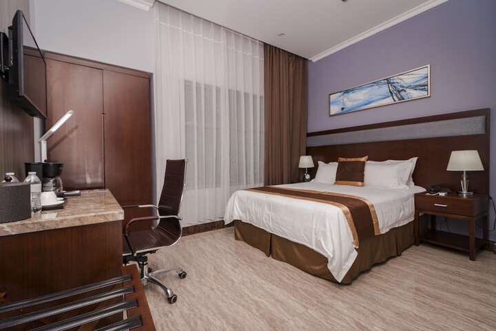 Room 4 of 33