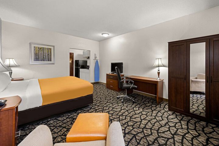1 King Bed (2 of 8)