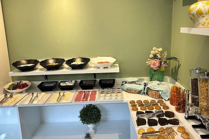 Breakfast/Coffee Service 31 of 42