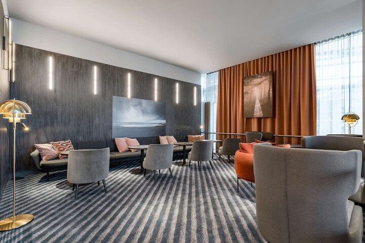 Lounge 96 of 128