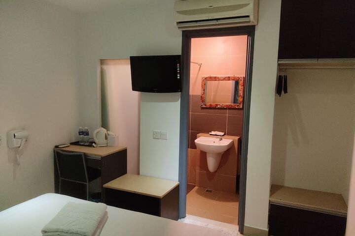 Room 12 of 32