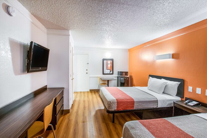 2 Double Beds (7 of 14)