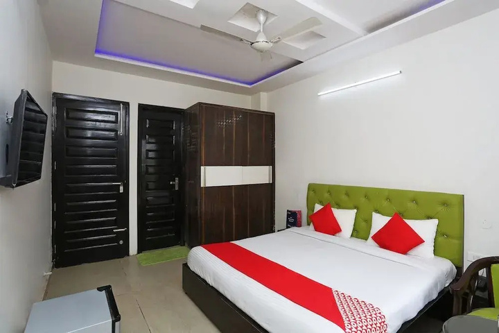 Room 6 of 12