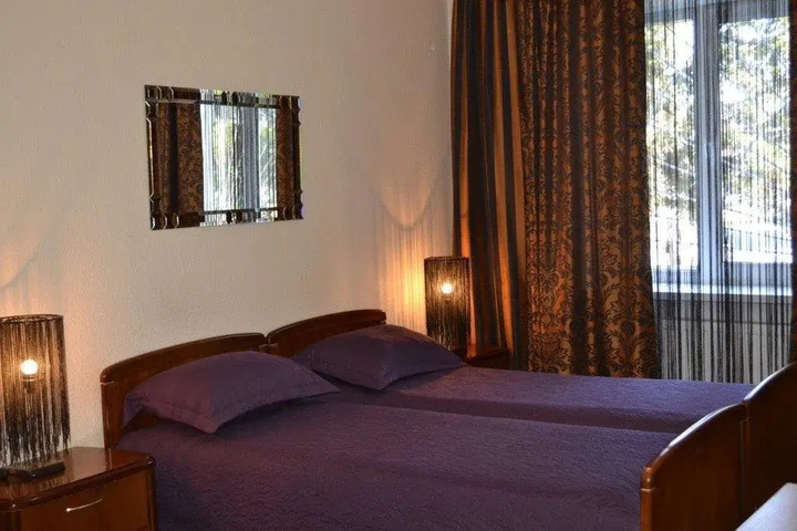 Room 5 of 10