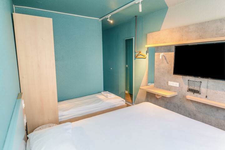 Room 9 of 39