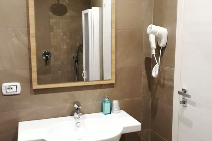 Room 10 of 18