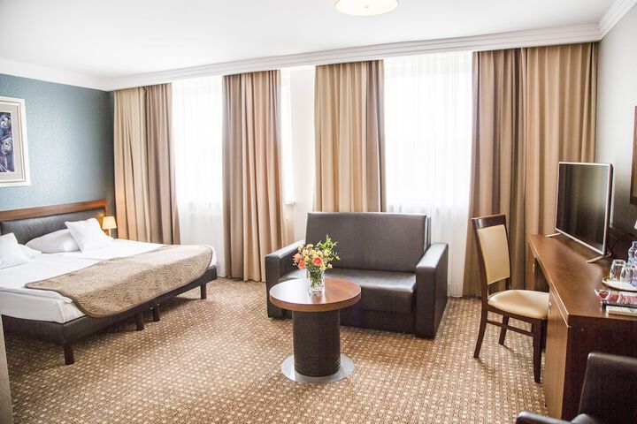 Room 4 of 83