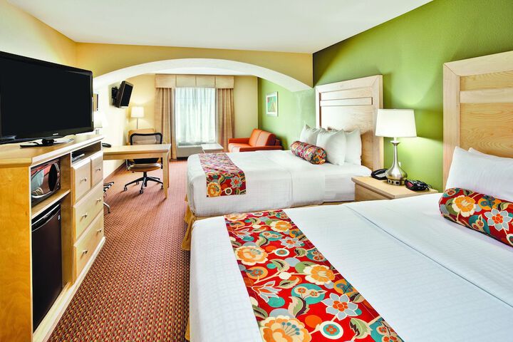 1 Queen Bed (12 of 17)