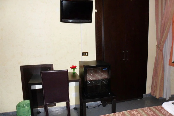 Room 5 of 14