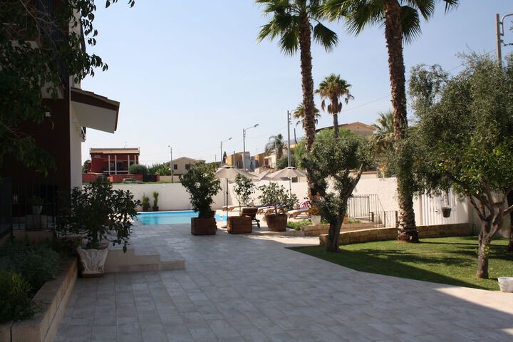 Hotel Exterior 49 of 53