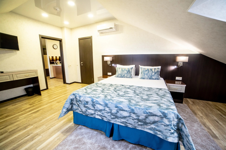 Room 5 of 18