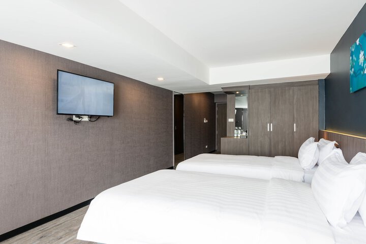 Room 8 of 33