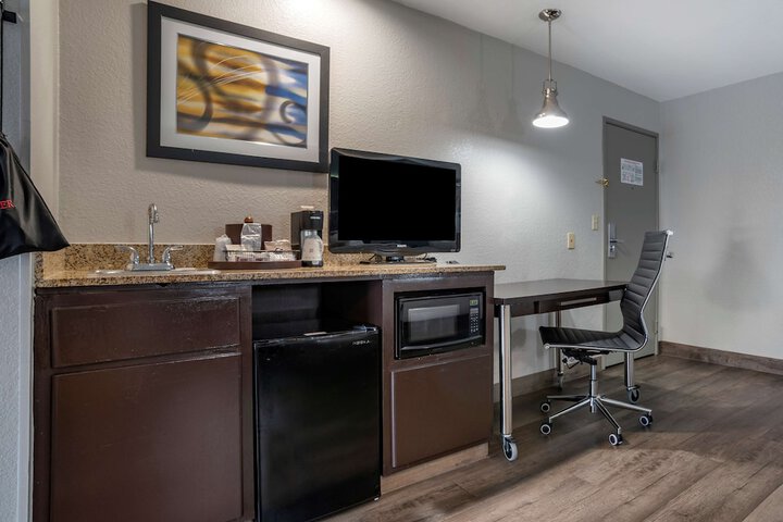 Suite 1 King Bed Microwave and Refrigerator WiFi Full Breakfast (13 of 21)