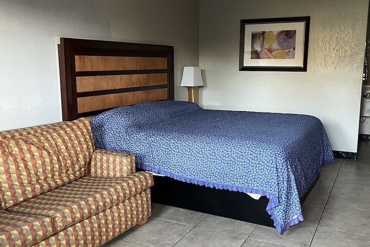 1 King Bed (5 of 11)