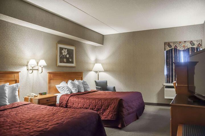 2 Queen Beds (2 of 5)