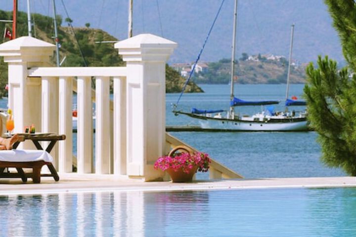 Hotel Pool