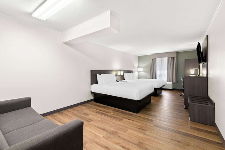 2 Queen Beds (12 of 16)