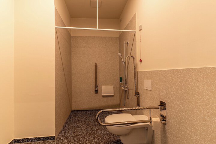 Room 68 of 93