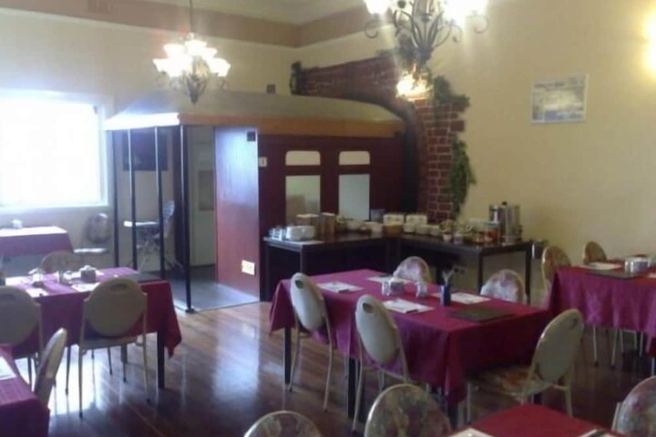 Dining 8 of 13