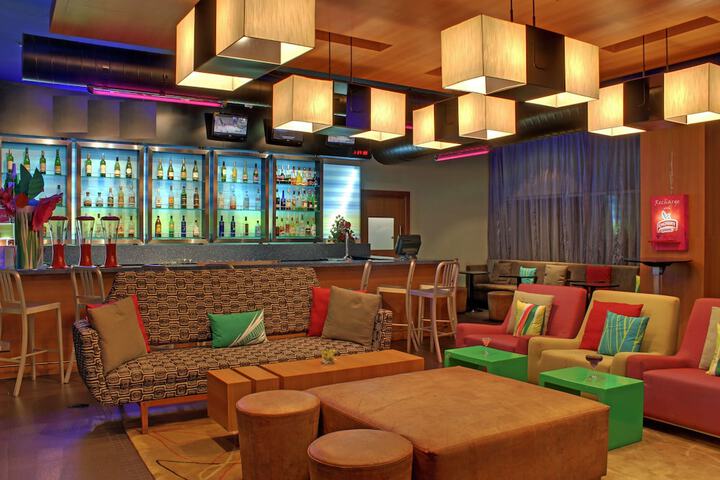 Lounge 11 of 12