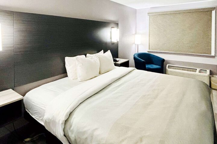 1 King Bed (2 of 11)