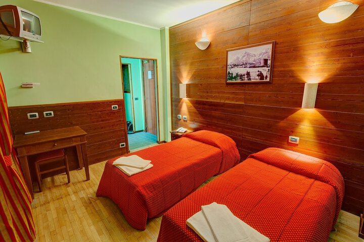 Room 4 of 9