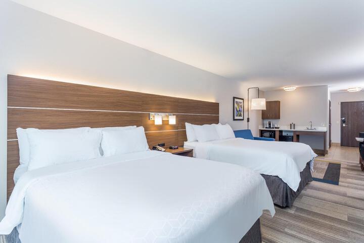 2 Queen Beds (10 of 12)
