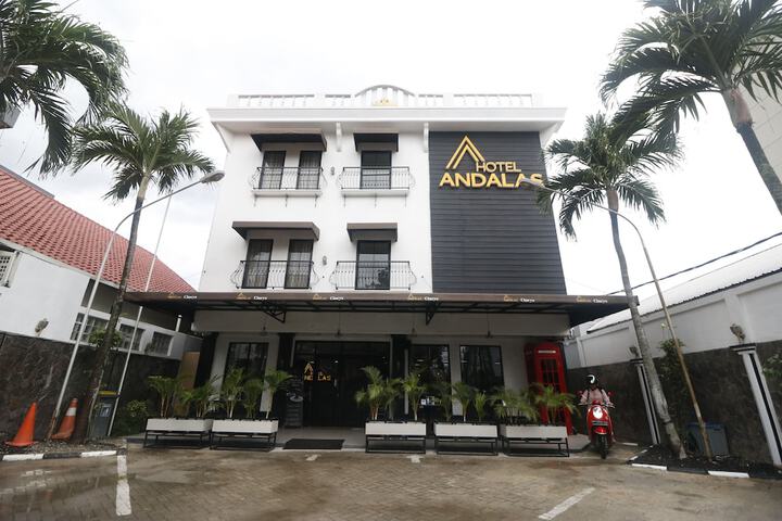 RedDoorz Plus at Jalan Raden Intan Lampung