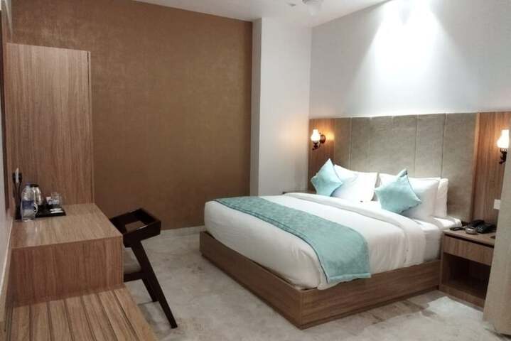 Room 8 of 16