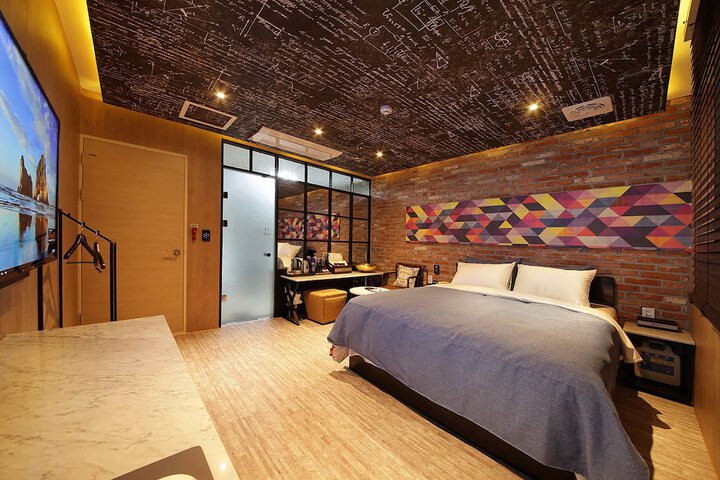 Room 12 of 44