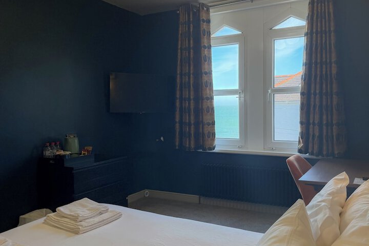 Room 6 of 94