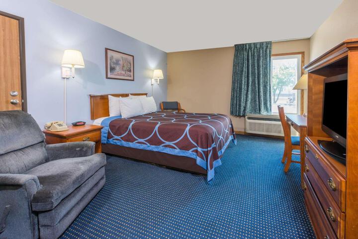 1 Queen Bed (10 of 18)